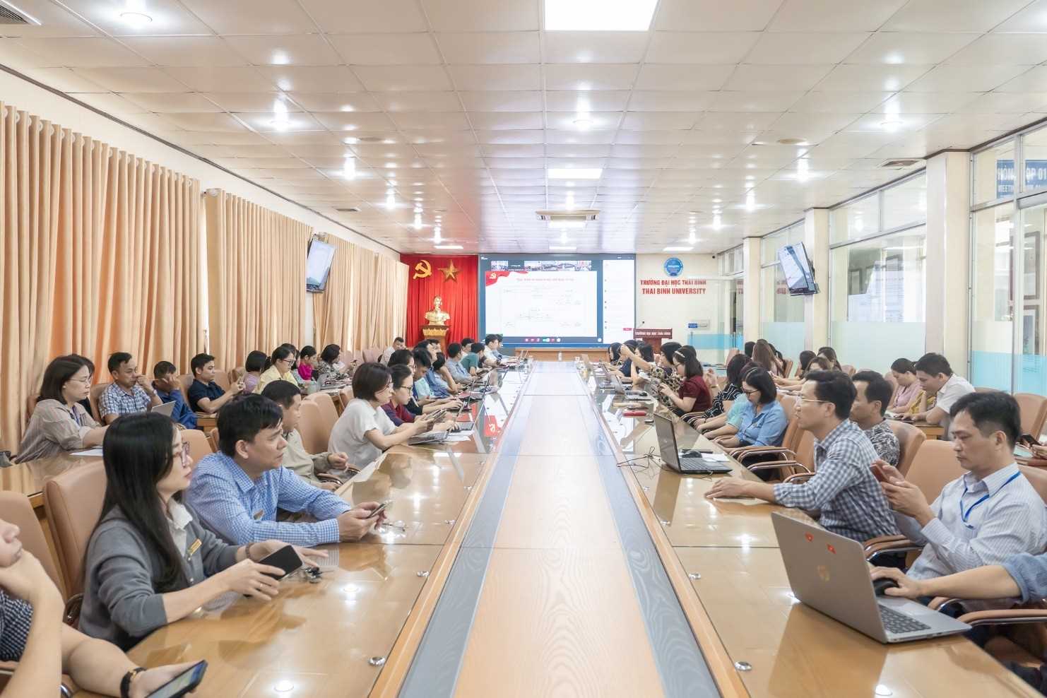 THAM DỰ TRỰC TUYẾN TẬP HUẤN TRIỂN KHAI ỨNG DỤNG “SỔ TAY ĐẢNG VIÊN ĐIỆN TỬ”